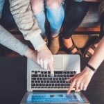 â€žSomsiad ma horom curke, a jego madka lubi pieseÅ‚yâ€ â€“ czy Internet zagraÅ¼a popra