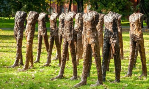 RzeÅºby Abakanowicz z kolekcji Robina Williamsa