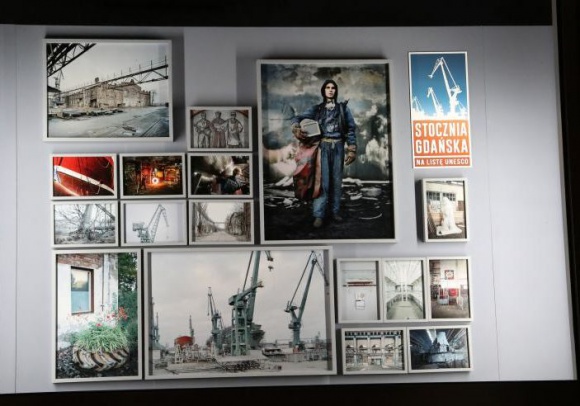 Okno na StoczniÄ™ GdaÅ„skÄ…, czyli wystawa MichaÅ‚a Szlagi w warszawskiej witrynie Sztuka, LIFESTYLE - Skoro nic tak dobrze nie sprzedaje jak sklepowa witryna, dlaczego nie â€žsprzedaÄ‡â€ tak idei. W oknach budynku przy ul. Kopernika, w ktÃ³rym mieÅ›ci siÄ™ siedziba Narodowego Instytutu Dziedzictwa, MichaÅ‚ Szlaga przygotowaÅ‚ wystawÄ™ zdjÄ™Ä‡ dokumentujÄ…cych StoczniÄ™ GdaÅ„skÄ….