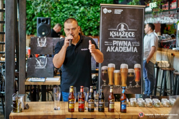 Piwna Akademia KsiÄ…Å¼Ä™cego oraz Akademia Czeskiego Servingu na szlaku talentÃ³w! Styl Å¼ycia, LIFESTYLE - W paÅºdzierniku ruszyÅ‚y kolejne Piwne Akademie KsiÄ…Å¼Ä™cego i Akademie Czeskiego Servingu dedykowane mistrzom sztuki barmaÅ„skiej. To kontynuacja prestiÅ¼owego projektu Kompanii Piwowarskiej z udziaÅ‚em marek KsiÄ…Å¼Ä™ce, Pilsner Urquell oraz Kozel.