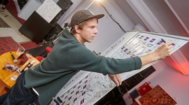 „Pod ZiemiÄ…â€, czyli Nagrobki w U22 Muzyka, LIFESTYLE - Kolejna odsÅ‚ona „PiÄ…tków z NowÄ… Muzyką†organizowanych z inicjatywy ZPAV miaÅ‚a nietuzinkowy i mroczny charakter, a to wszystko za sprawÄ… zespoÅ‚u „Nagrobkiâ€.