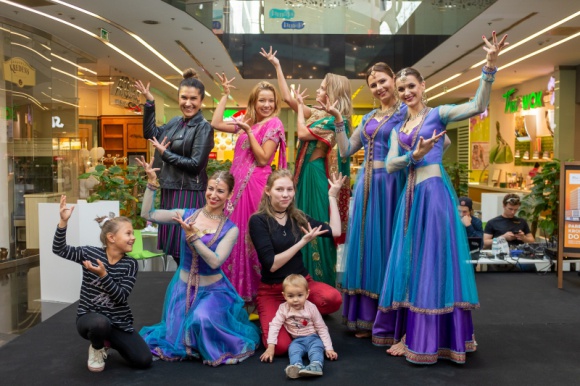 Namaste India! Kultura indyjska na wyciągnięcie ręki w Placu Unii BIZNES, Kultura - W ostatni weekend, 28-29 września, wszyscy odwiedzający Centrum Handlowe Plac Unii mieli okazję wziąć udział w warsztatach poświęconych kulturze egzotycznych Indii.