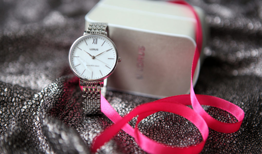 Metaliczne srebro, czyli zimowy trend. Najciekawsze zegarki w modnej kolorystyce