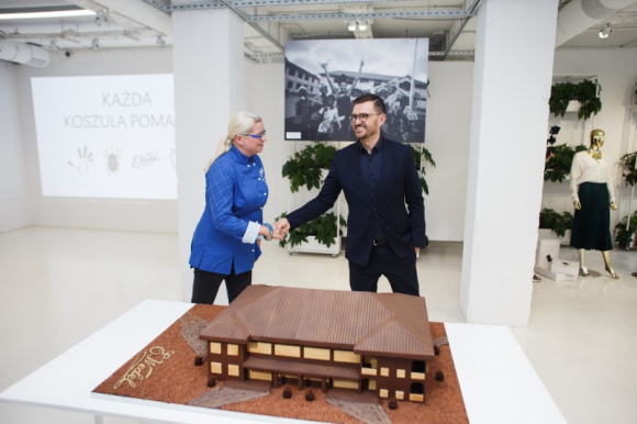 â€ž#KaÅ¼da koszula pomagaâ€ w budowie szkoÅ‚y w Ghanie Styl Å¼ycia, LIFESTYLE - Omenaa Foundation we wspÃ³Å‚pracy z markÄ… E.Wedel realizuje kolejnÄ… edycjÄ™ akcji charytatywnej â€ž#KaÅ¼da koszula pomagaâ€.