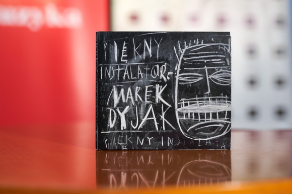 Marek Dyjak i „Piękny instalator†w ramach „Piątków z Nową Muzyką" Muzyka, LIFESTYLE - Jeden z najbardziej charakterystycznych wokalistów polskiej sceny muzycznej – Marek Dyjak, zaprezentował swój najnowszy album podczas kolejnej odsłony „Piątków z Nową Muzyką“.