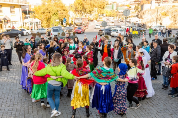 Brave Kids 2019: gruziÅ„ski finaÅ‚ Sztuka, LIFESTYLE - 25 mÅ‚odych artystÃ³w z WrocÅ‚awia, WaÅ‚brzycha i Warszawy poleciaÅ‚o juÅ¼ do Tbilisi. WspÃ³lnie z Gruzinami przygotujÄ… spektakl, ktÃ³ry zaprezentujÄ… w ramach miÄ™dzynarodowego festiwalu. To wydarzenie zamknie 10. edycjÄ™ projektu.