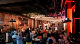 ibis MUSIC w Tallinie! Muzyka, LIFESTYLE - Znana z pasji do muzyki, marka ibis nie przestaje wspieraÄ‡ wschodzÄ…cych artystÃ³w w rozwoju muzycznej kariery. W piÄ…tek, 29 listopada w hotelu ibis Tallinn Center wystÄ…piÅ‚a Anna Kaneelina. W wydarzeniu wziÄ™Å‚y udziaÅ‚ lokalne media oraz celebryci i influencerzy z caÅ‚ej Europy.