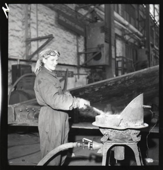 Stocznia GdaÅ„ska z perspektywy kobiet Styl Å¼ycia, LIFESTYLE - Kobiety w Stoczni GdaÅ„skiej stanowiÅ‚y ok. 25 proc. ZaÅ‚ogi a ich gÅ‚os byÅ‚ mocno sÅ‚yszalny. DbaÅ‚y nie tylko o sprawne funkcjonowanie zaplecza tego potÄ™Å¼nego zakÅ‚adu przemysÅ‚owego, ale w duchu komunizmu wykonywaÅ‚y teÅ¼ ciÄ™Å¼kie zawody. PracowaÅ‚y, m.in. jako spawaczki, czy suwnicowe.