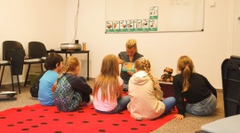 Teddy Eddie â€“ zabawny miÅ›, ktÃ³ry bawi, uczy i wychowuje Styl Å¼ycia, LIFESTYLE - Kilkoro dzieci, szeÅ›cio- i siedmiolatkÃ³w, z uÅ›miechem wchodzi do jednej z sal w szkole jÄ™zykowej. Doskonale wiedzÄ…, Å¼e za chwilÄ™ z kolorowego pudeÅ‚ka wyskoczy sympatyczny miÅ›. O kim mowa? To Teedy Eddie.