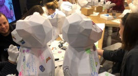 Kreatywne warsztaty w ibis Styles KrakÃ³w Santorini Sztuka, LIFESTYLE - W hotelu ibis Styles KrakÃ³w Santorini odbyÅ‚y siÄ™ kreatywne warsztaty z Ylanem Anoufa. Uczestnicy mogli udekorowaÄ‡ kultowe anoufa bears w myÅ›l hasÅ‚a: Artist yourself. W spotkaniu wziÄ™li udziaÅ‚ influencerzy i blogerzy znani z zamiÅ‚owania do kreatywnego designu.