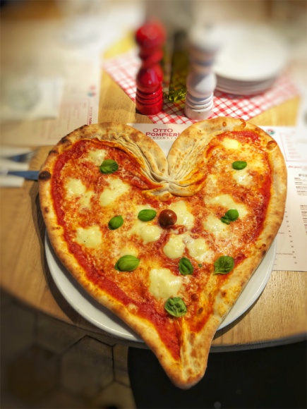 Z apetytem na Walentynki, czyli przez żołądek do serca Styl życia, LIFESTYLE - Pełne afrodyzjaków menu, dania w kształcie serca, kolacja w weneckich maskach czy lekcja podwalania – to tylko niektóre atrakcje przygotowane przez restauracje z okazji Walentynek.