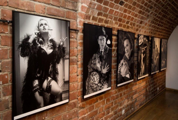 Filmowa miÅ‚oÅ›Ä‡ w obiektywie Krzysztofa Wellmana Sztuka, LIFESTYLE - 3 lutego w Starej Galerii ZwiÄ…zku Polskich ArtystÃ³w FotografikÃ³w przy Placu Zamkowym 8 w Warszawie odbyÅ‚ siÄ™ wernisaÅ¼ wystawy â€žSceny romantyczne, miÅ‚osne i erotyczne w fotosach filmowych Krzysztofa Wellmanaâ€.