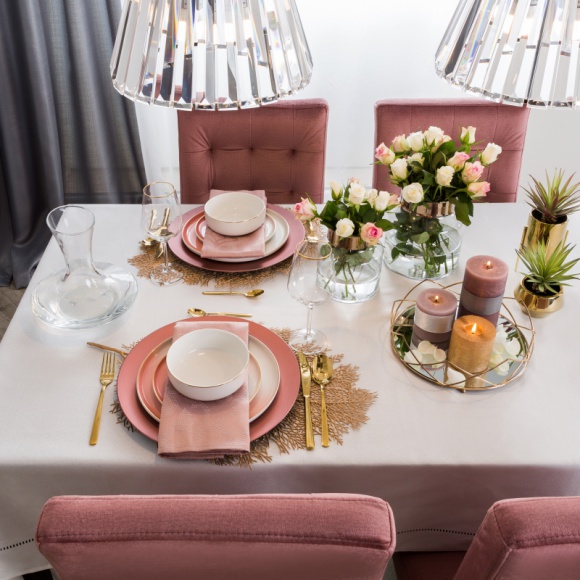 Romantyczna kolacja walentynkowa: jak jÄ… zorganizowaÄ‡? Styl Å¼ycia, LIFESTYLE - Walentynki to okazja do spÄ™dzenia czasu z ukochanÄ… osobÄ… w wyjÄ…tkowy sposÃ³b. W tym roku postaw na samodzielne przygotowanie niespodzianki w postaci pysznej kolacji oraz uroczych aranÅ¼acji wnÄ™trza â€“ to wspÃ³lne chwile i mile spÄ™dzony wieczÃ³r majÄ… najwiÄ™kszÄ… wartoÅ›Ä‡.