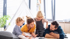 Jak przetrwać domową kwarantannę i nie zwariować? Styl życia, LIFESTYLE - Sytuacja, w której blisko 24 godziny na dobę spędzamy w domu z najbliższymi jest dla nas czymś nowym, nieznanym. Może nam być trudno odnaleźć się w nowej rzeczywistości, co powodować może odczucie dyskomfortu psychicznego.