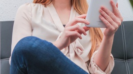 Płeć piękna i pieniądze – problemy przychodzą z wiekiem Styl życia, LIFESTYLE - W bazie danych Krajowego Rejestru Długów jest wpisanych 918 769 kobiet zadłużonych na łączną kwotę 12,6 mld zł. Ich średni dług wynosi 13 815 zł.