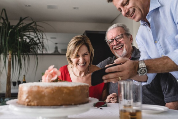 Razem w te święta - nagraj wideożyczenia dla rodziny Styl życia, LIFESTYLE - Tegoroczna Wielkanoc z pewnością będzie inna niż zwykle. Światowa pandemia koronawirusa uniemożliwia nam spotkania z rodziną i przyjaciółmi, które dla większości z nas stanowią kwintesencję każdych świąt. Z pomocą przychodzi nam jednak technologia.