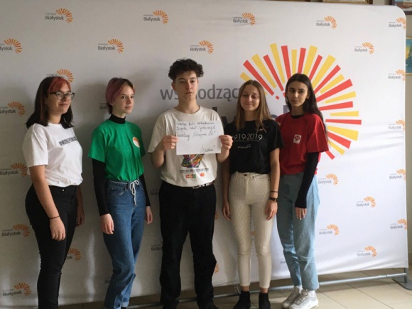 KORONAWIRUS. Szkolni wolontariusze gotowi do pomocy Styl życia, LIFESTYLE - Wolontariusze ze szkolnego koła wolontariatu Zespołu Szkół Społecznych Fundacji Edukacji „Fabryczna 10†organizują się, by pomagać osobom potrzebującym także w trudnych czasach epidemii. I są gotowi wspierać ich na różne sposoby.