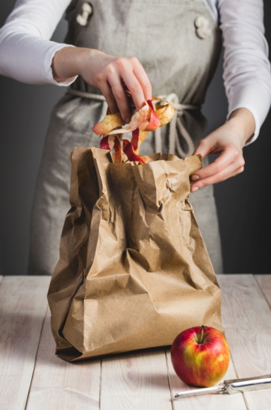 Co wrzucaÄ‡ do brÄ…zowego pojemnika na bioodpady? Styl Å¼ycia, LIFESTYLE - Do Å¼Ã³Å‚tego kontenera wrzucamy plastik i metale, do zielonego â€“ szkÅ‚o, do niebieskiego â€“ papier. A co do pojemnika brÄ…zowego?