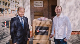 Tooles wspiera lekarzy w walce z koronawirusem Styl Å¼ycia, LIFESTYLE - Lekarze, pielÄ™gniarki, sanitariusze i ratownicy medyczni â€“ to oni w tym trudnym czasie sÄ… najbardziej naraÅ¼eni na zakaÅ¼enie koronawirusem, stojÄ…c na pierwszej linii walki z chorobÄ….