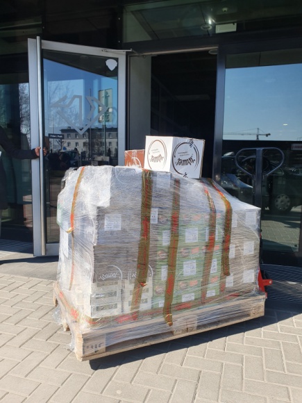 SÅ‚odycze od Wawelu dla lokalnych szpitali Styl Å¼ycia, LIFESTYLE - Kilka tysiÄ™cy paczek ze sÅ‚odyczami i kolejne tysiÄ…ce miniczekolad przekazaÅ‚a w ostatnich tygodniach firma Wawel wraz z FundacjÄ… â€žWawel z RodzinÄ…â€ do szpitali w Krakowie i MyÅ›lenicach oraz lokalnego oÅ›rodka kwarantanny.