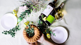 Wino na Wielkanoc Styl życia, LIFESTYLE - Wielkanoc to przede wszystkim wspólnie spędzone chwile w rodzinnym gronie przy tradycyjnych oraz ulubionych daniach. Aby podkreślić wyjątkowy charakter świątecznych potraw warto podać do nich wina, które uwydatnią ich smak.