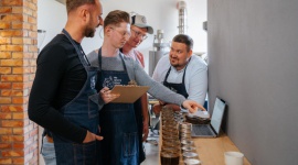 Parapetówka w palarni i akcja "Kawa za kwiatek" Styl życia, LIFESTYLE - Na lepsze czasy pierwsza białostocka palarnia kawy the White Bear Coffee Roasters przenosi się w lepsze miejsce - na Produkcyjną 72.