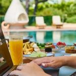 Polak na urlopie? DuÅ¼a czÄ™Å›Ä‡ rodakÃ³w spÄ™dzi go z telefonem przy uchu