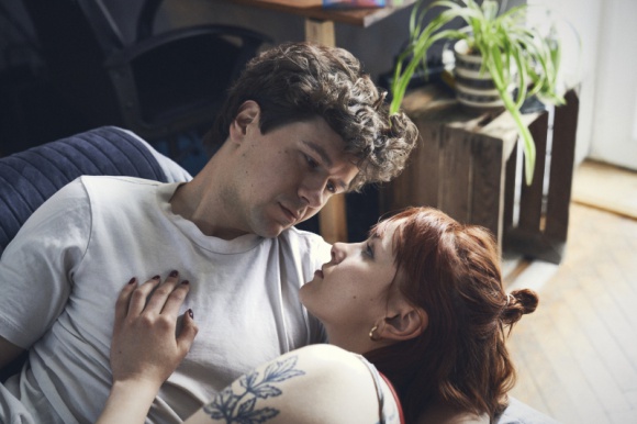 Głośni w łóżku – najnowsza kampania Durex Styl życia, LIFESTYLE - Najnowsza kampania Durex „Głośni w łóżku†zachęca do rozmowy o potrzebach seksualnych. Na podstawie prawdziwych historii par pokazuje, jak dobra komunikacja przekłada się na jakość relacji oraz zadowolenie z seksu. „Głośni w łóżku†to podpowiedź, jak odkryć rozkosz dopasowania.