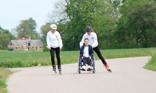 Maraton na rolkach przez 27 dni. JadÄ… z pomocÄ… dla chÅ‚opca, ktÃ³ry nie czuje bÃ³lu