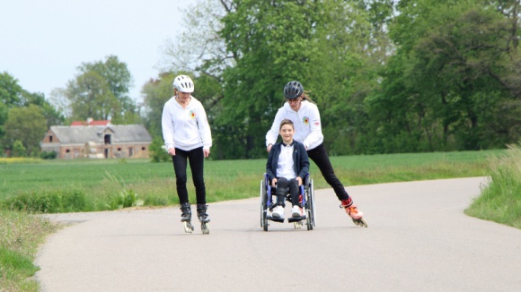 Maraton na rolkach przez 27 dni. JadÄ… z pomocÄ… dla chÅ‚opca, ktÃ³ry nie czuje bÃ³lu