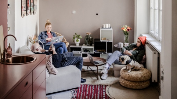 Światła, kamera, akcja! Graffiti Films ma nowe (domowe) biuro Styl życia, LIFESTYLE - Dom czy biuro? W nowej siedzibie Graffiti te granice się przenikają. Eklektyczna przestrzeń zaprasza, aby być razem i tworzyć wspaniałe produkcje wideo.