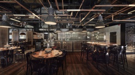 Jazz & Wine â€“ cykl letnich koncertÃ³w poÅ‚Ä…czonych z degustacjÄ… win Muzyka, LIFESTYLE - W sobotnie wieczory restauracja Zoni zaprasza na koncerty na Å¼ywo oraz degustacjÄ™ win dobranych specjalnie do kaÅ¼dego z wystÄ™pÃ³w artystÃ³w, ktÃ³rym bliska jest stylistyka jazzu, soulu i popu. W industrialnych wnÄ™trzach restauracji muzycy bÄ™dÄ… wystÄ™powaÄ‡ takÅ¼e przez caÅ‚y sierpieÅ„.