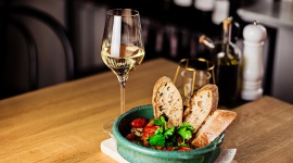 Jakie wina podawaÄ‡ do ulubionych, letnich daÅ„? Styl Å¼ycia, LIFESTYLE - Smaczny posiÅ‚ek z kieliszkiem wina moÅ¼e uprzyjemniÄ‡ kaÅ¼dy, letni dzieÅ„ niezaleÅ¼nie, czy spÄ™dzamy go w domowym zaciszu, na balkonie, czy z bliskimi w ogrodzie przy grillu. W tym artykule podpowiadamy jak odpowiednio dobieraÄ‡ wino, by podkreÅ›liÄ‡ i uwydatniÄ‡ smak wakacyjnych daÅ„.