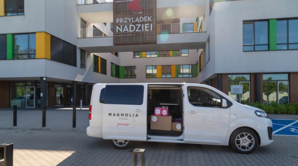 Akcja „Magnolia Park Pomaga†na finiszu. Co udało się zrobić? Styl życia, LIFESTYLE - Po kilku tygodniach zakończył się program „Magnolia Park Pomaga†– duże wsparcie trafiło do wielu potrzebujących osób. Udało się pomóc dzieciom, pracownikom służby zdrowia, seniorom i mężczyznom ze schroniska, a nawet zwierzętom z wrocławskiego zoo.