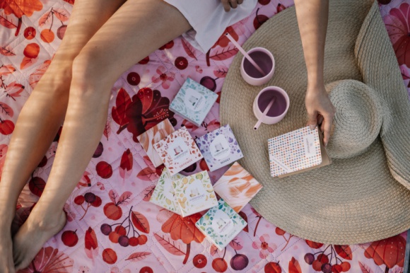 Najlepsze gadÅ¼ety na wakacyjny piknik Styl Å¼ycia, LIFESTYLE - W wakacje zazwyczaj lubimy spÄ™dzaÄ‡ wolny czas wÅ›rÃ³d ludzi, jednak, kiedy nasze ulubione atrakcje podlegajÄ… Å›cisÅ‚ym ograniczeniom, musimy poszukaÄ‡ dla nich ciekawej alternatywy. JeÅ›li chcesz spÄ™dziÄ‡ trochÄ™ czasu w otoczeniu przyrody, nie martwiÄ…c siÄ™ o tÅ‚umy, zaplanuj piknik.