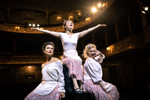 Operowe matki w natarciu BIZNES, Kultura - Matki, Å¼ony iâ€¦ Å›piewaczki operowe, czyli Les Femmes, wyjÄ…tkowy operowy tercet u progu swojej kariery. Natalia Krajewska-Kitowska, Joanna Sobowiec-JamioÅ‚ i Emilia Osowska to trzy niezwykÅ‚e kobiety.