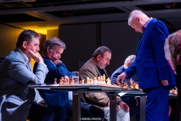 Symultana szachowa z Anatolijem Karpowem Gwiazdy, LIFESTYLE - W poniedziałkowy sierpniowy wieczór w The Tides w Warszawie miało miejsce wyjątkowe szachowe wydarzenie - symultana z udziałem samego Anatolija Karpowa.