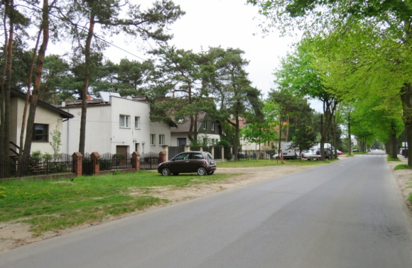 Dlaczego uciekamy z centrum miast? O zaletach Å¼ycia na przedmieÅ›ciach Styl Å¼ycia, LIFESTYLE - Mieszkania na przedmieÅ›ciach to coraz czÄ™Å›ciej wybierane inwestycje. Trend ten utrzymuje siÄ™ juÅ¼ od paru lat - wiele osÃ³b, szukajÄ…cych nieruchomoÅ›ci na sprzedaÅ¼, decyduje siÄ™ na zakup domu lub segmentu na obrzeÅ¼ach miasta, zamiast w centrum