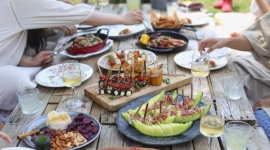 Słońce, zabawa, muzyka i dobre jedzenie, czyli czas na wakacyjną fiestę! Styl życia, LIFESTYLE - Fiesty to imprezy, które odwołują się do hiszpańskiej tradycji, kultury i historii. Wydarzenia te cechują się radosną, niczym nieskrępowaną zabawą, energią i powszechnym optymizmem, charakterystycznymi dla krajów południowych.