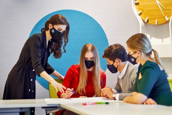 Maseczki, które zwalczają wirusy! Styl życia, LIFESTYLE - Nowoczesna technologia chroniąca przed koronawirusem wkracza do Polski. Jej efektem są pierwsze na świecie samoodkażające się maseczki.