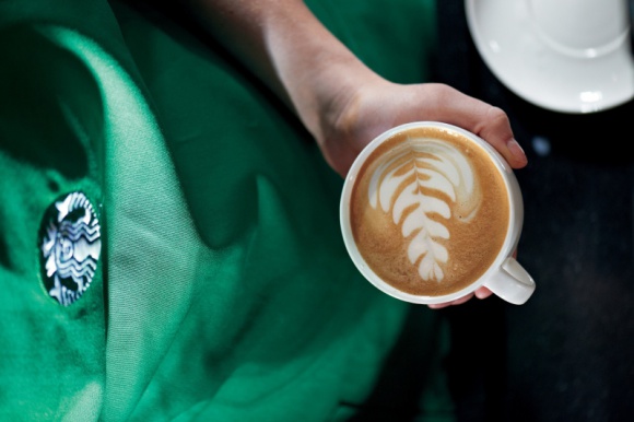 Starbucks obchodzi DzieÅ„ Kawy. MÃ³wi o zmianach klimatu i zrÃ³wnowaÅ¼onym rozwoju Styl Å¼ycia, LIFESTYLE - Starbucks wierzy, Å¼e wyjÄ…tkowa kawa moÅ¼e powstaÄ‡ wyÅ‚Ä…cznie z wyjÄ…tkowych ziaren, dlatego aÅ¼ 99% swojej kawy pozyskuje z etycznych upraw w ramach autorskiego programu C.A.F.E. Practices. Z okazji Dnia Kawy, marka przypomina o kierowaniu siÄ™ zasadÄ… zrÃ³wnowaÅ¼onego rozwoju.