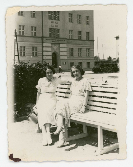 Gdynia: â€œModa i Urodaâ€ w Klifie tylko do poÅ‚owy paÅºdziernika Sztuka, LIFESTYLE - To ostatni moment, by w Galerii Klif odwiedziÄ‡ wystawÄ™ zdjÄ™Ä‡ przedwojennych elegantek i elegantÃ³w, a takÅ¼e miejsc zwiÄ…zanych z modÄ… i urodÄ… w dawnej Gdyni. Wystawa zostaÅ‚a przygotowana we wspÃ³Å‚pracy z Muzeum Miasta Gdyni, trwa do 16 paÅºdziernika i jest caÅ‚kowicie bezpÅ‚atna.