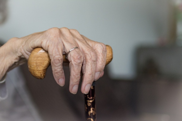Seniorzy twierdzÄ…, Å¼e staroÅ›Ä‡ moÅ¼na porÃ³wnaÄ‡ do przymusowej izolacji Styl Å¼ycia, LIFESTYLE - Seniorzy uwaÅ¼ajÄ…, Å¼e caÅ‚Ä… staroÅ›Ä‡ moÅ¼na byÅ‚oby porÃ³wnaÄ‡ do przymusowej izolacji.