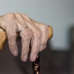 Seniorzy twierdzÄ…, Å¼e staroÅ›Ä‡ moÅ¼na porÃ³wnaÄ‡ do przymusowej izolacji