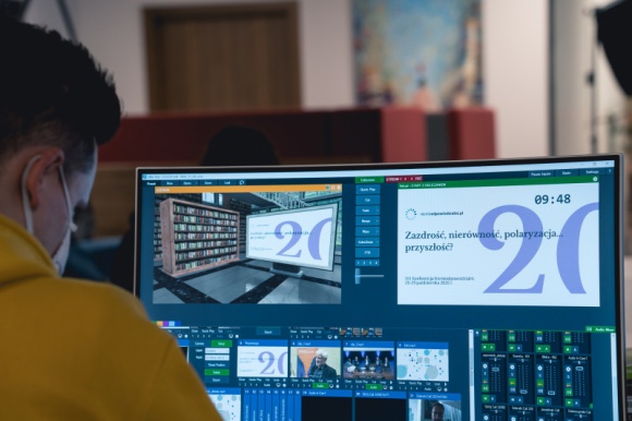 Zazdrość oczami Polaków BIZNES, Konsument - 44 proc. Polaków przyznaje, że przynajmniej czasami odczuwa zazdrość, 41 proc. wskazuje, że tej emocji doÅ›wiadcza rzadko i tyle samo uważa siÄ™ za trochÄ™ zazdrosnych – wynika z badania „Polacy o zazdroÅ›ciâ€, przeprowadzonego na zlecenie Fundacji Nienieodpowiedzialni.