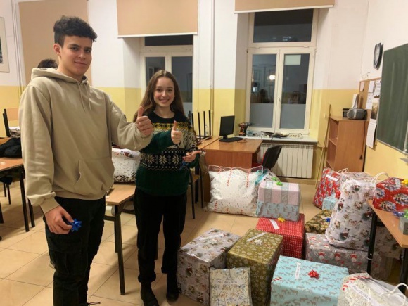 BiaÅ‚ystok. Szkolni wolontariusze w akcji â€žSzlachetna Paczkaâ€ Styl Å¼ycia, LIFESTYLE - Jak co roku wolontariusze ZespoÅ‚u SzkÃ³Å‚ SpoÅ‚ecznych Fundacji Edukacji â€žFabryczna 10â€ pracujÄ… na rzecz akcji â€žSzlachetna paczkaâ€. A uczniowie, pracownicy szkoÅ‚y i rodzice przygotowujÄ… paczkÄ™ dla potrzebujÄ…cej rodziny z Czeczenii.
