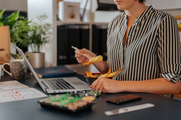 PudeÅ‚kowa wigilia dla pracownika w ÅomÅ¼y Styl Å¼ycia, LIFESTYLE - Brak zamÃ³wieÅ„ na boÅ¼onarodzeniowy catering dla firm, to kolejny cios w branÅ¼Ä™ gastro.