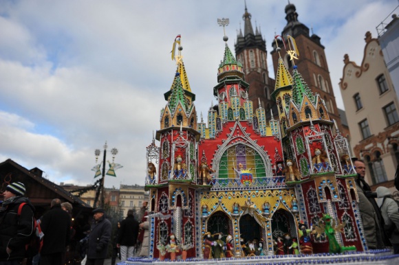 PodÅ‚aÅºniczka, Å›wiat, a moÅ¼e pajÄ…k? Poznaj Å›wiÄ…teczne tradycje MaÅ‚opolski! Styl Å¼ycia, LIFESTYLE - Wydaje nam siÄ™, Å¼e ÅšwiÄ™ta BoÅ¼ego Narodzenia obchodzone sÄ… w caÅ‚ej Polsce w podobny sposÃ³b. Nie wyobraÅ¼amy ich sobie bez udekorowanej choinki, dekoracji, 12 wigilijnych potraw czy opÅ‚atka. Jednak w naszym kraju istnieje wiele lokalnych tradycji
