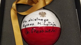 Bombka od Premiera na licytacjÄ™ Gwiazdy, LIFESTYLE - Premier Mateusz Morawiecki pochyliÅ‚ siÄ™ nad losem chorego dwulatka z BiaÅ‚egostoku i podarowaÅ‚ na licytacjÄ™ porcelanowÄ… Å›wiÄ…tecznÄ… bombkÄ™ z dedykacjÄ….