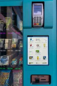 CaÅ‚odobowy automat oferujÄ…cy produkty pierwszej potrzeby